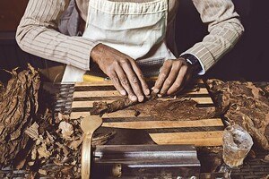 Die Einlagetabake werden ins Umblatt gerollt und dann kurz in Form gepresst. Das hochwertige Deckblatt kommt ganz zum Schluss. © VasilyG / iStock / Getty Images Plus via Getty Images
