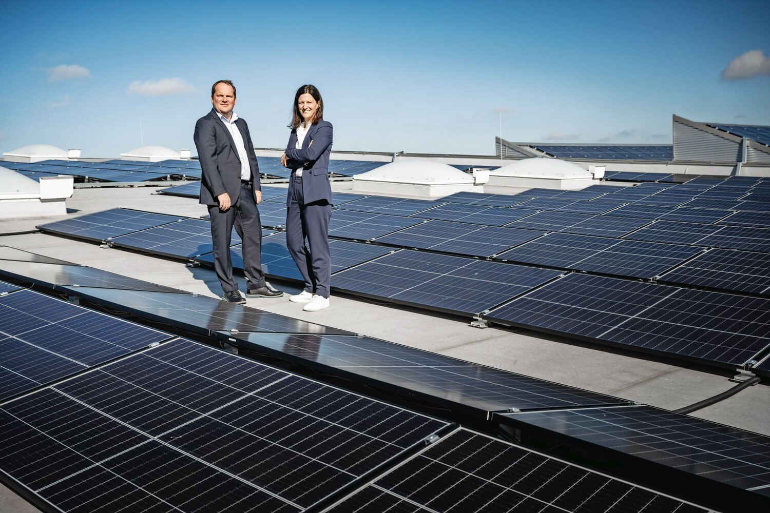 Die Moosmayrs inmitten der 600 kwp-PV-Anlage am Dach des Firmensitzes.  © Moosmayr