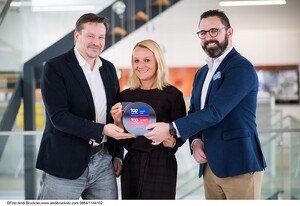 Christian Tobias (Director People & Culture JTI Austria), Tanja Schitter (People & Culture Managerin JTI Austria), Ross Hennessy (General Manager JTI Austria) freuen sich über den siebenten Titel als TopEmployer Österreich. © Andi Bruckner