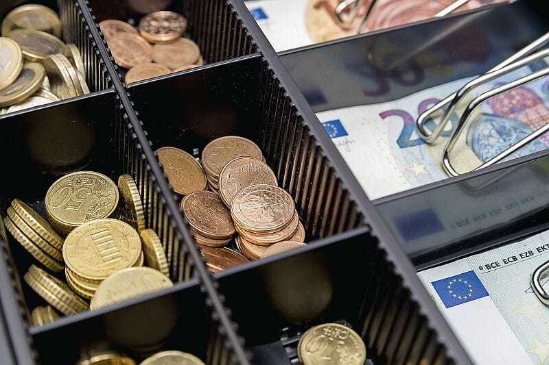 Zumindest die schrittweise jährlich erhöhte Mindesthandelsspanne sollte dafür sorgen, dass den Trafikanten aus dem Zigarettenverkauf nicht nur mehr in der Kassa, sondern auch mehr Gewinn bleibt. © Gettyimages / Evgeni Schemberger