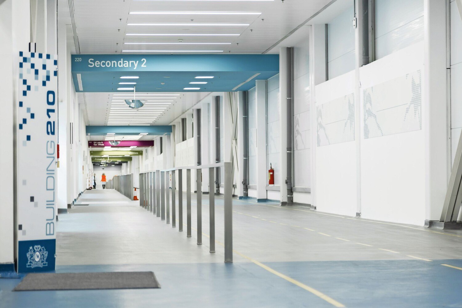 Der 500 Meter lange Zentralkorridor „Spine“ verbindet wie ein Rückgrat alle Produktionsbereiche. © PMI